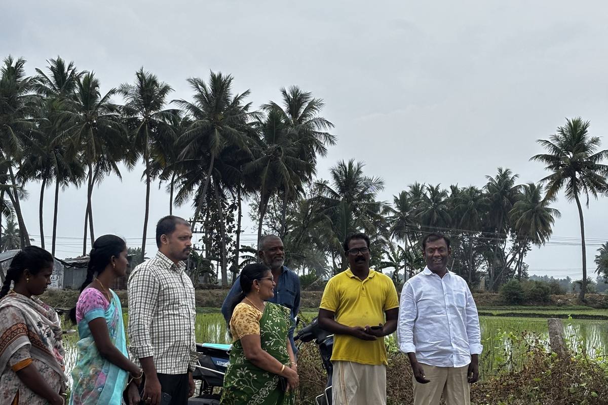 Discussion at the field bund.